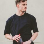 man, person, good looking, face, beauty, model, fashion, black shirt, pose, posing, camisa negra, playera negra, barba, rostro, foto de perfil, photoshoot, pared, blanco y negro, orgullo, retrato, hombre gay-7893263.jpg